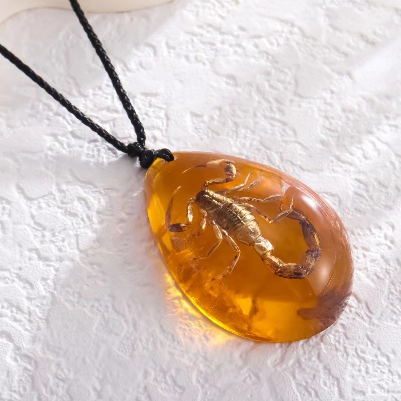 Retro Amber Pendant Necklace F - огляд і ціна Resin Art Necklace