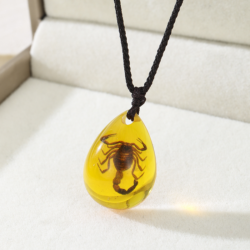 Retro Amber Pendant Necklace F - огляд і ціна Resin Art Necklace
